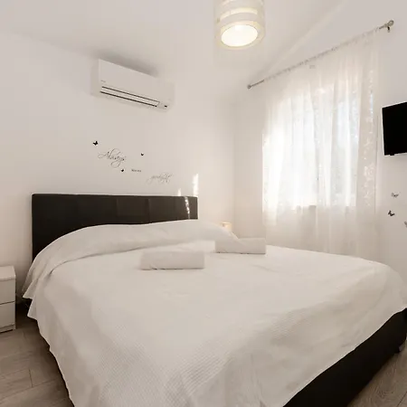 Rose Near Labin - Rabac For 4 People With Playground And Private Pool *